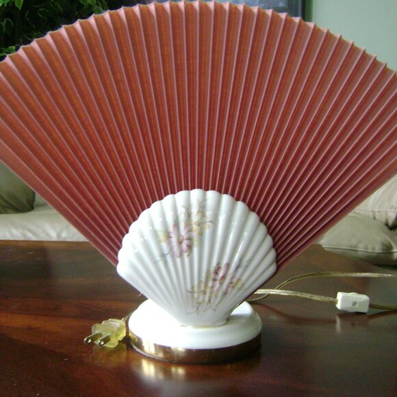 Vintage Hollywood Regency Glam Pink Accordion Fan Shell Table 15” MCM Lamp Gold - Picture 3 of 9